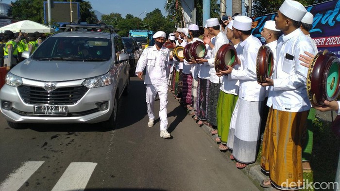 Habib Rizieq Syihab akan ceramah di Megamendung, para santri berkumpul di Simpang Gadog (Sachril A/detikcom). Habib Rizieq Syihab akan ceramah di Megamendung, para santri berkumpul di Simpang Gadog (Sachril A/detikcom).