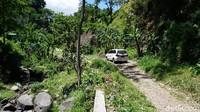 Jalan ini hanya dilalui warga setempat untuk ke sawah. Jalan yang hanya cukup untuk satu mobil itu rusak parah sehingga permukaannya sarat bebatuan.