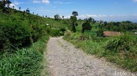 Mobil Daihatsu Xenia yang dikendarai SR tersangkut bebatuan di tepi jalan. Tepatnya di kawasan yang biasa disebut warga sekitar dengan Canggu. Sehingga mobil warna putih itu tidak bisa berjalan. Sisi kanan jalan berupa tebing dengan ketinggian sekitar 10 meter. Sedangkan sebelah kirinya Sungai Canggu.