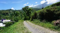Tempat ini dikelilingi persawahan yang digarap warga Dusun Made dan sekitarnya. Tak satu pun penerangan jalan dipasang di tempat ini. Karena lokasinya jauh dari permukiman penduduk. Yakni sekitar 3 kilometer. Untuk mencapainya, harus melalui jalan berbatu yang sempit dan berliku.