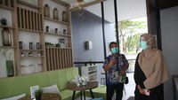 Setiap unit hunian dalam klaster Garden Hous dibangun di atas tanah seluas 110 meter persegi dengan luas bangunan 80 meter persegi. Untuk menunjang fungsi 3 in 1, hunian ini memiliki tiga lantai, tiga kamar tidur, dan dua kamar mandi.