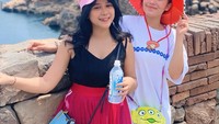 Liburan ke Jepang bersama teman-temannya, Brisia tampil stylish sambil menikmati minuman dingin segar di sana. Foto: Instagram @brisiajodie96