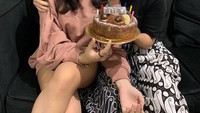 Rayakan ulang tahun sang sahabat, Brisia doakan Gritthe Agatha yang terbaik. Lengkap dengan kue cokelat kejutan darinya. Foto: Instagram @brisiajodie96