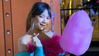Nah kalau ini senyuman imut Brisia saat berpose dengan permen kembang gula kesukaannya. Foto: Instagram @brisiajodie96