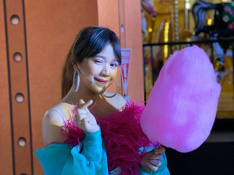 Imutnya Brisia Jodie yang Tak Bisa Lepas Dari Permen Kesukaannya