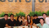 Manisnya Brisia saat ngumpul bareng rekan sesama artis membicarakan proyek film yang menarik. Foto: Instagram @brisiajodie96