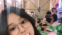 Foto ini jadi bukti kalau Brisia memang tak bisa lepas dari permen kesukaannya. Foto: Instagram @brisiajodie96