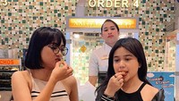 Terakhir ini pose lucu lainnya dari Brisia dan Marion saat mencicipi popcorn dengan wajah serius mereka.  Foto: Instagram @brisiajodie96