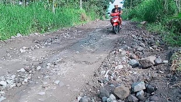 Jalur Evakuasi Merapi yang rusak parah, di kawasan Desa Tlogowatu, Kemalang