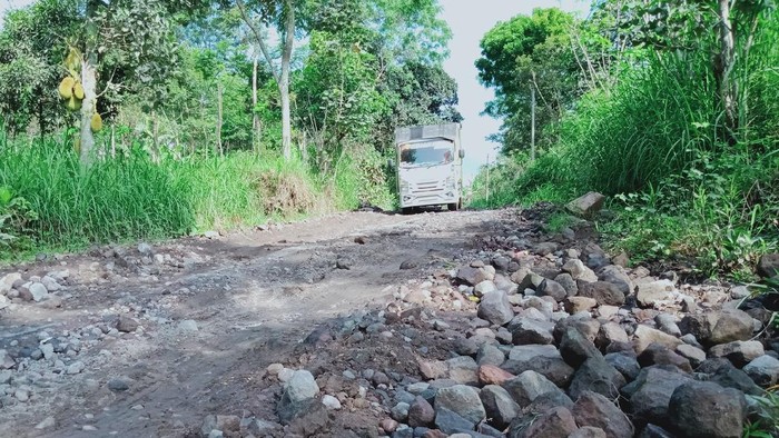 Jalur Evakuasi Merapi yang rusak parah, di kawasan Desa Tlogowatu, Kemalang