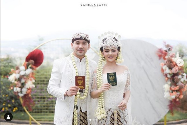 Jenita Janet dan Danu Sofwan menikah pada Rabu (11/11/2020) di Green Forest Bandung. Dalam akad nikah yang digelar di area outdoor itu, Jenita dan Danu mengenakan busana pengantin adat Sunda. Foto: Instagram @vanillalatte.photo