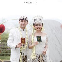 Jenita Janet dan Danu Sofwan menikah pada Rabu (11/11/2020) di Green Forest Bandung. Dalam akad nikah yang digelar di area outdoor itu, Jenita dan Danu mengenakan busana pengantin adat Sunda. Foto: Instagram @vanillalatte.photo