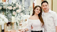 Jenita Janet dan Danu Sofwan nampak bahagia. Sebelum upacara pernikahannya, mereka juga sempat merayakan pesta dengan dekorasi cantik dan aneka makanan. Foto: Instagram @jenitajanet