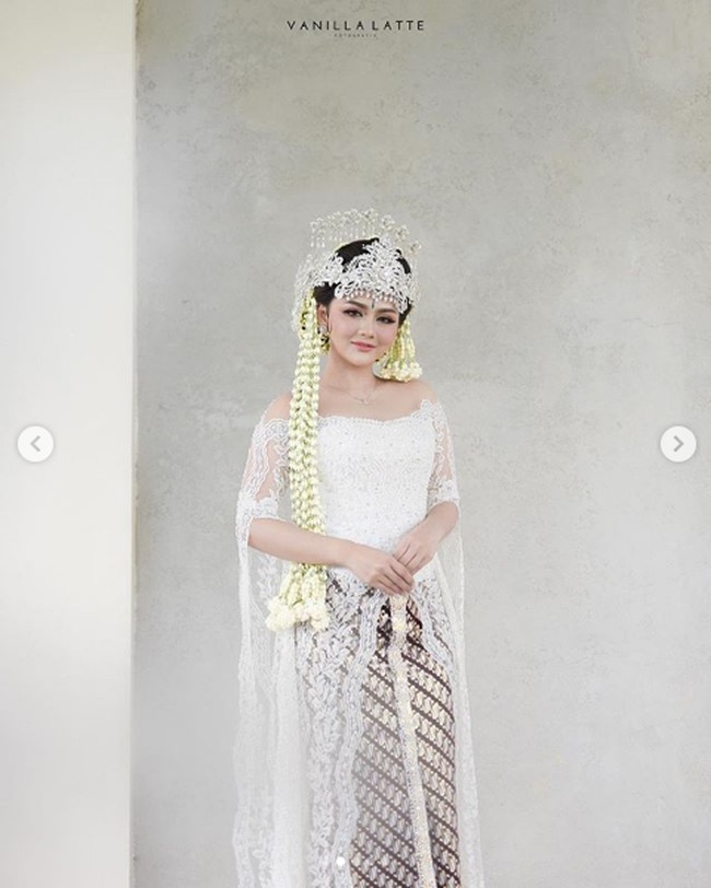 Pernikahan Jenita Janet dan Danu Sofwan jadi sorotan karena terjadi tidak lama setelah sang penyanyi dangdut bercerai dari suami pertamanya, Alif Hedy. Jenita dan Alif resmi bercerai pada Mei 2020. Foto: Instagram @vanillalatte.photo