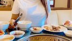 Intip Momen Jenita Janet Saat Minum Kopi dan Nongkrong di Kafe