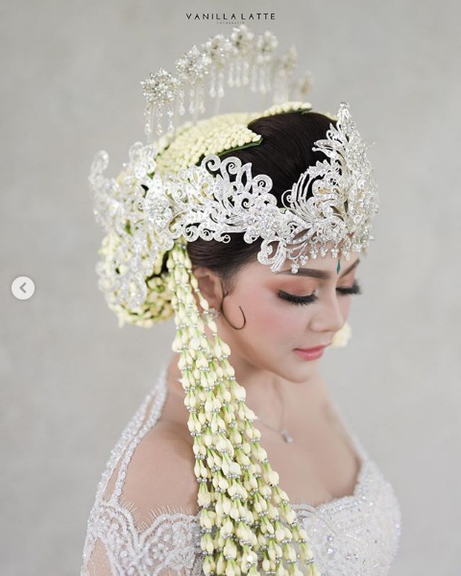 Jenita Janet terlihat cantik dengan riasan flawless namun ada sentuhan bold di area mata di hari pernikahannya. Jenita mempercayakan makeup artist Imel Vilentcia untuk mempercantik dirinya saat dinikahi Danu Sofwan. Foto: Instagram @vanillalatte.photo