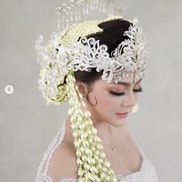 Jenita Janet terlihat cantik dengan riasan flawless namun ada sentuhan bold di area mata di hari pernikahannya. Jenita mempercayakan makeup artist Imel Vilentcia untuk mempercantik dirinya saat dinikahi Danu Sofwan. Foto: Instagram @vanillalatte.photo