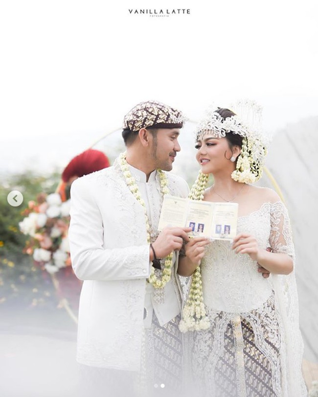 Seperti dikutip dari detikhot, Alif Hedy, mengatakan perkenalan Jenita Janet dengan sosok laki-laki yang akan menjadi suaminya ini sudah berjalan sejak masih berstatus istrinya.(Dikhianati) Ya, kenyataannya kan kebanyakan seperti itu kan kejadiannya. Nggak mungkin cepet-cepet kan, pasti sudah lama prosesnya, berarti ya kalau ditarik mundur ya ada ceritanya ternyata, ujar Alif kepada awak media. Foto: Instagram @vanillalatte.photo