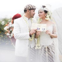 Seperti dikutip dari detikhot, Alif Hedy, mengatakan perkenalan Jenita Janet dengan sosok laki-laki yang akan menjadi suaminya ini sudah berjalan sejak masih berstatus istrinya.(Dikhianati) Ya, kenyataannya kan kebanyakan seperti itu kan kejadiannya. Nggak mungkin cepet-cepet kan, pasti sudah lama prosesnya, berarti ya kalau ditarik mundur ya ada ceritanya ternyata, ujar Alif kepada awak media. Foto: Instagram @vanillalatte.photo