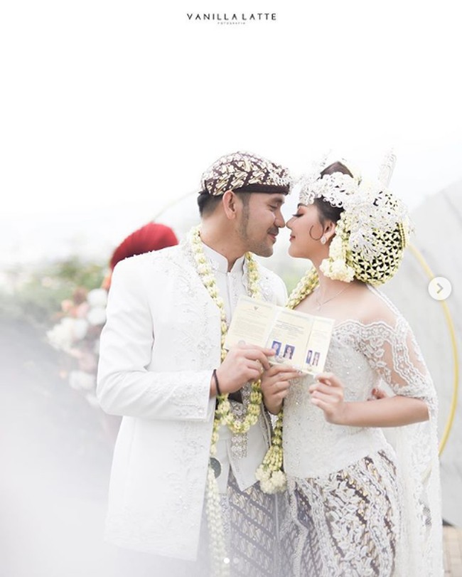 Jenita Janet merupakan penyanyi dangdut yang memiliki ciri khas memakai wig aneka warna saat tampil di atas panggung. Kini Jenita tampil berbeda di hari bahagianya. Dia bergaya dengan sanggul dan siger khas Sunda di hari pernikahannya dengan Danu Sofwan. Foto: Instagram @vanillalatte.photo