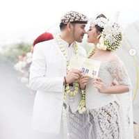 Jenita Janet merupakan penyanyi dangdut yang memiliki ciri khas memakai wig aneka warna saat tampil di atas panggung. Kini Jenita tampil berbeda di hari bahagianya. Dia bergaya dengan sanggul dan siger khas Sunda di hari pernikahannya dengan Danu Sofwan. Foto: Instagram @vanillalatte.photo