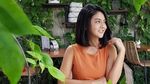 Intip Momen Jenita Janet Saat Minum Kopi dan Nongkrong di Kafe