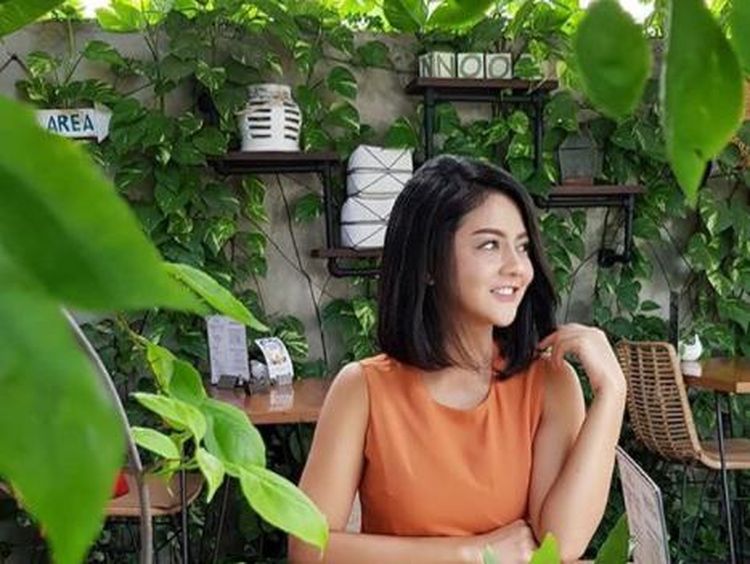 Intip Momen Jenita Janet Saat Minum Kopi dan Nongkrong di Kafe