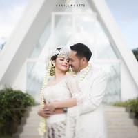 Jenita Janet tampil dalam balutan kebaya pengantin putih karya Berkat Kebaya. Sang desainer menulis di Instagramnya, kebaya pengantin Jenita tersebut dibuat mewah dengan taburan mutiara dan kristal Swarovski. Foto: Instagram @vanillalatte.photo
