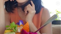 Di kafe tersebut Jenita memesan salad bowl. Berisikan aneka buah segar seperti nanas, jeruk, hingga buah naga yang warnanya cantik. Foto: Instagram @jenitajanet