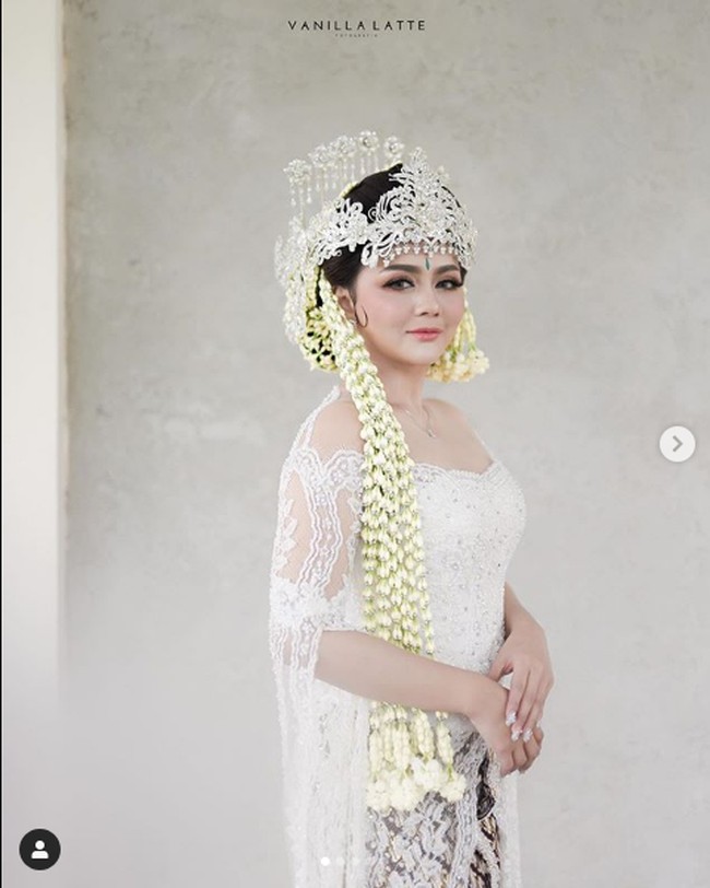 Jenita Janet memesona dengan siger khas Sunda di hari pernikahannya. Sigernya ini merupakan hasil karya dari Asep Supriyanto. Foto: Instagram @vanillalatte.photo