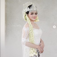 Jenita Janet memesona dengan siger khas Sunda di hari pernikahannya. Sigernya ini merupakan hasil karya dari Asep Supriyanto. Foto: Instagram @vanillalatte.photo