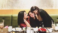 Begini kedekatan lain antara Jenita Janet bersama Wika Salim dan Siti Liza saat menikmati beragam hidangan Chinese. Foto: Instagram @jenitajanet