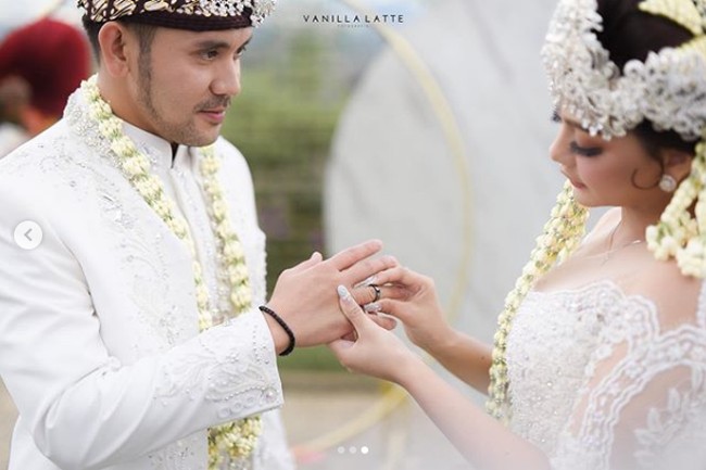 Jenita Janet mengungkapkan rasa bahagianya setelah resmi dinikahi Danu Sofwan. Tiada kata yang paling indah selain ‘sah’ dan alhamdulillah..⁣Masha Allah suamikuuu 😭🤗@danu_sofwan 💙⁣, tulis Jenita di Instagram. Foto: Instagram @vanillalatte.photo
