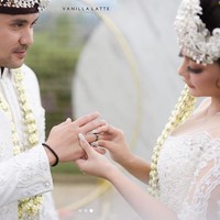 Jenita Janet mengungkapkan rasa bahagianya setelah resmi dinikahi Danu Sofwan. Tiada kata yang paling indah selain ‘sah’ dan alhamdulillah..⁣Masha Allah suamikuuu 😭🤗@danu_sofwan 💙⁣, tulis Jenita di Instagram. Foto: Instagram @vanillalatte.photo