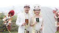 Jenita Janet, pedangdut berusia 33 tahun ini kembali menikah dengan seorang pengusaha sukses, kemarin (12/11). Ia membagikan potret bahagianya saat selesai ijab qabul di akun Instagram miliknya. Foto: Instagram @jenitajanet