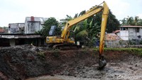 Pengerukan itu untuk memperlancar aliran air di Kali Krukut.