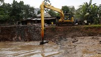 Pengerukan lumpur ini merupakan salah satu upaya mengatasi banjir di sepanjang Kali Krukut.