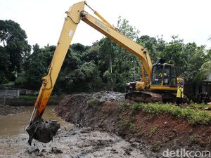 Kali Kerukut Dikeruk untuk Antisipasi Banjir