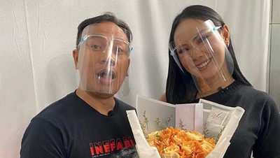 Romantisnya Kalina Ocktarani Saat Masak Rawon untuk Vicky Prasetyo