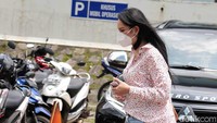 Ia pun berlalu begitu saja meninggalkan pria yang mengaku tengah dekat dengannya itu. Pool/Noel/detikFoto.