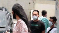 Saat diabadikan awak media, Kalina tampak meninggalkan Vicky. Pool/Noel/detikFoto.