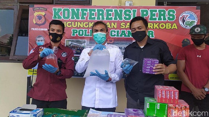 Kasat Narkoba Polres Cianjur Iptu Ali Jupri preskon penggerebekan miras oplosan