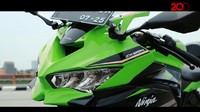 Secara umum, desain ZX-25R sangat identik dengan Ninja 250 dan ZX-6R. Lampu depannya membentuk sudut-sudut yang tegas dan sudah pakai teknologi LED. Di bagian atasnya ada sebuah lubang air ram yang berfungsi untuk menambah suplai udara ke ruang mesin. Foto: Yulius Dimas Wisnu/20Detik