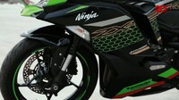 Sebagai informasi, unit ZX-25R yang kami tes merupakan varian ABS SE dengan livery KRT (Kawasaki Racing Team), persis sama livery ZX-10R tunggangan Jonathan Rea di balap WSBK. ZX-25R tipe ini dibanderol Rp 112,9 juta. Foto: Yulius Dimas Wisnu/20Detik