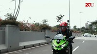 Dengan tenaga besar dan putaran mesin yang tinggi, motor ini terasa cukup over power saat digunakan untuk harian. Untuk berkendara di jalanan Jakarta-Bekasi yang punya tipikal stop and go, kami cukup mengandalkan gear 1 hingga gear 4, dengan putaran mesin antara 4.000 hingga 6.000 rpm. Foto: Yulius Dimas Wisnu/20Detik