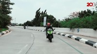 Soal konsumsi bahan bakar, Ninja ZX-25R yang kami kendarai untuk harian bisa meraih hasil 5 liter per/100 km. Artinya setiap berjalan 20 km, motor ini menyedot 1 liter bensin. Foto: Yulius Dimas Wisnu/20Detik
