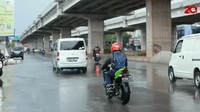 Ninja ZX-25R menawarkan posisi berkendara yang sporty. Dengan model setang underyoke, badan pengendara dipaksa agak menunduk, sehingga beban  tertumpu di kedua tangan. Jelas bikin pegal kalau buat riding di kemacetan. Kabar baiknya tinggi jok 785 mm cukup ramah buat tester yang punya postur 165 cm. Kaki pun masih bisa sigap menapak permukaan jalan. Foto: Yulius Dimas Wisnu/20Detik