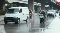 Kawasaki punya dua mode berkendara, full dan low. Saat menggunakan mode full, tenaga motor ini 100%, tapi jika mode low yang dipakai, output tenaga dipangkas jadi 65%. Mode low cocok dipakai untuk kondisi jalan basah. Foto: Yulius Dimas Wisnu/20Detik