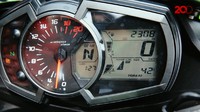Sementara untuk panel instrumennya, mengadopsi kombinasi analog dan digital. Di sebelah kiri ada indikator posisi gigi dan jam. Dan di sebelah kanan ada cukup banyak indikator, status bahan bakar, suhu mesin, konsumsi bahan bakar rata-rata, speedometer, dan masih banyak lainnya. Foto: Yulius Dimas Wisnu/20Detik