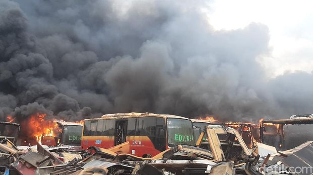 Kebakaran Bangkai Bus Trans Jakarta di Bogor
